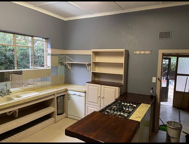 6 BEDROOM HOUSE FOR SALE IN BEZUIDENHOUT VALLEY